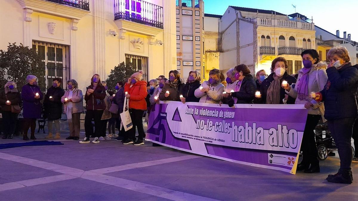 Marcha silenciosa por las calles de Cabra el 25N por la tarde.