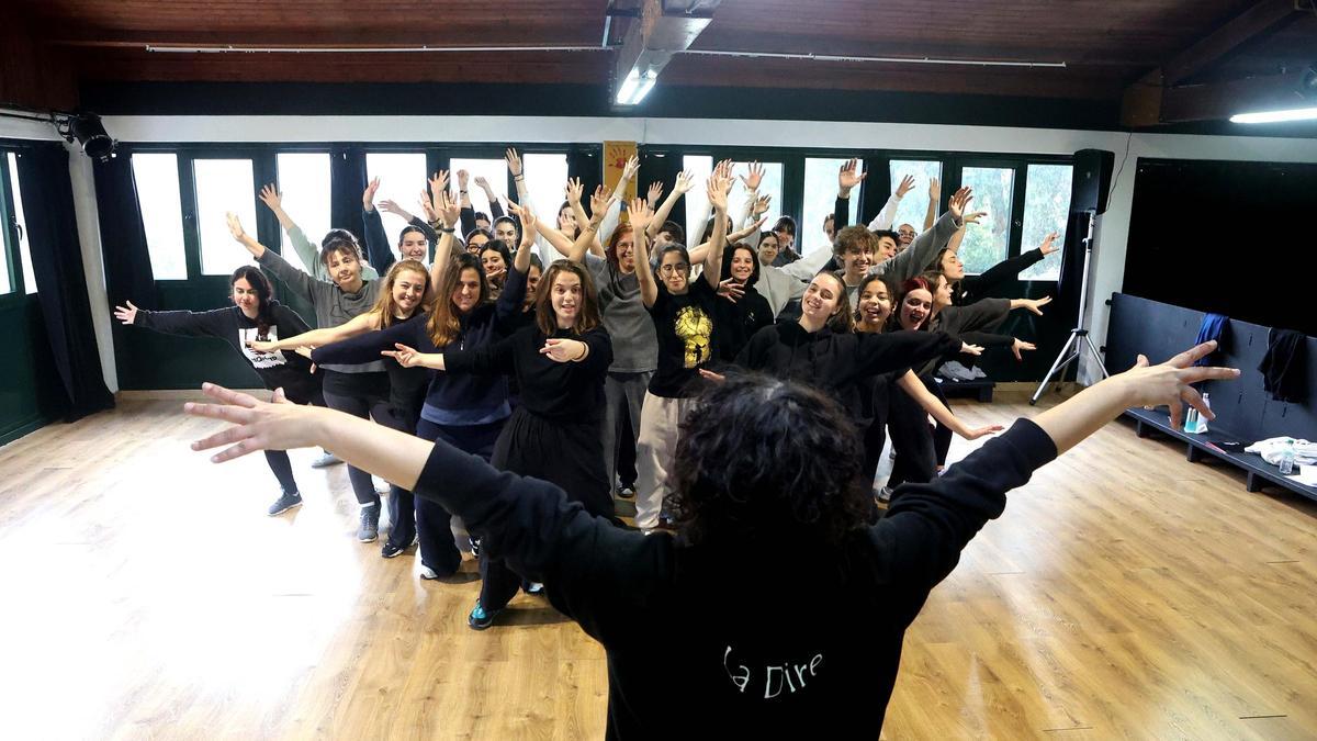 Alumnos de El Ruiseñor en una clase de teatro musical con Susana Crespo