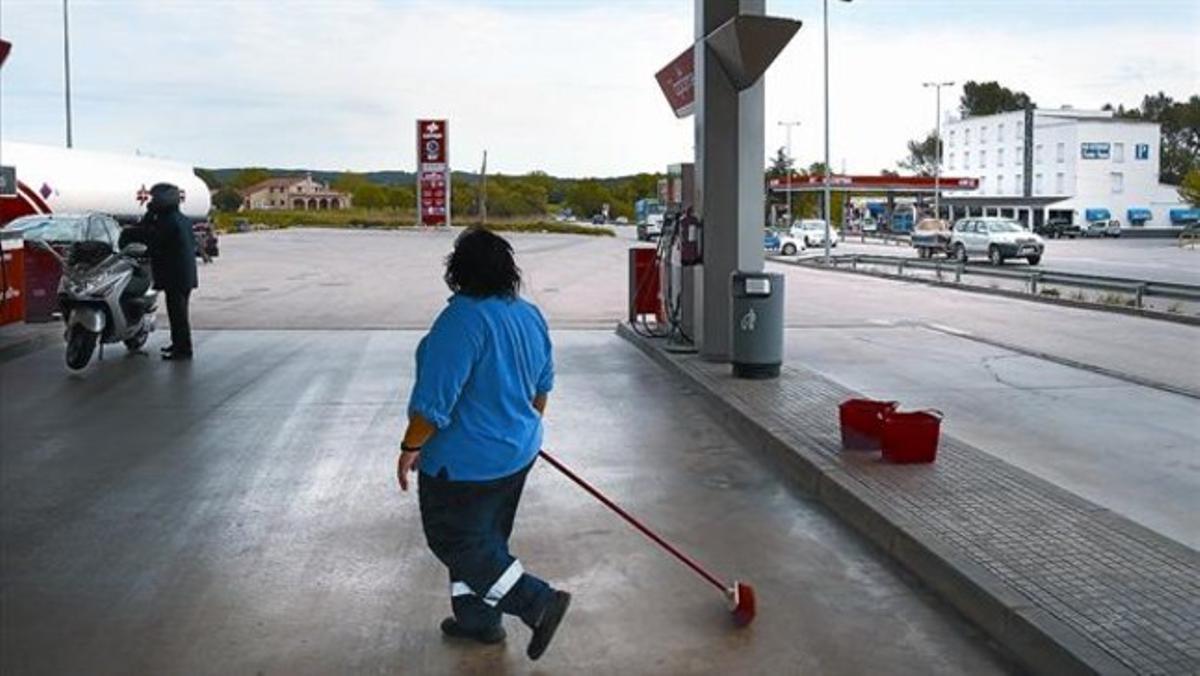 Poca clientela 8 Una de les gasolineres de la N-2 a Bàscara (Alt Empordà), ahir.