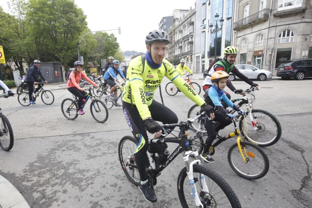 Decenas de ciclistas de todas las edades convergen en la ruta ''Bicis na primavera'' para disfrutar de un recorrido de varios kilómetros por Vigo.