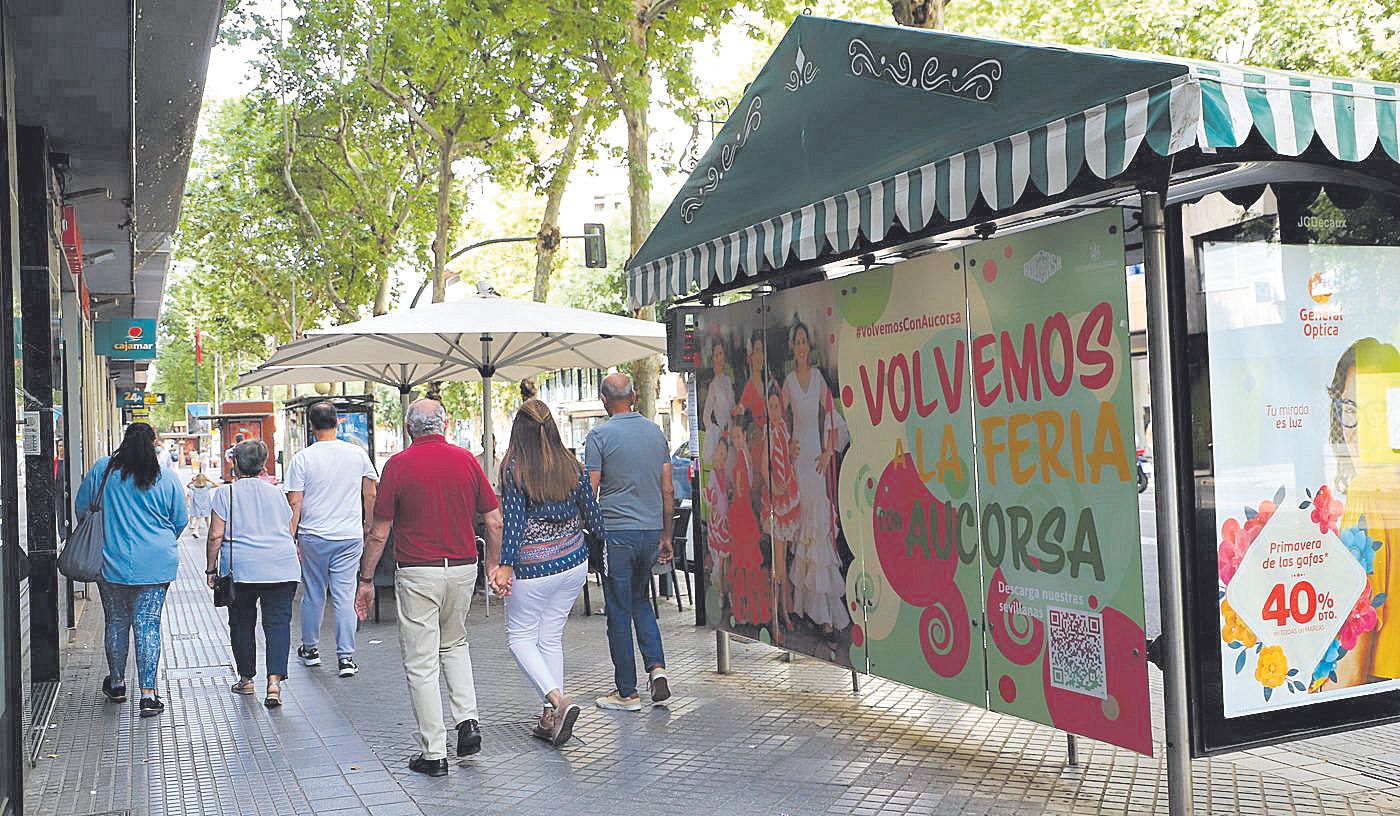 Una de las paradas de los servicios especiales de Feria, ‘ataviada’ para la ocasión.