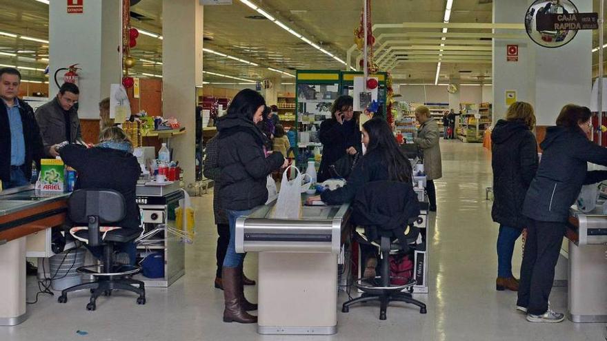 Clientes en las cajas del economato de Mieres.