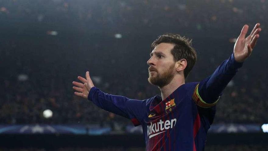 Messi celebra su segundo gol de frente a una de las gradas del Camp Nou.