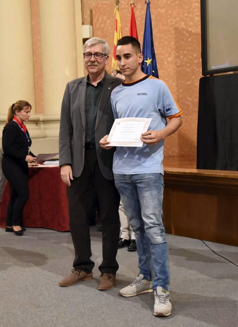 Imágenes de la ceremonia de premios por el Día de la Educación Aragonesa 2016