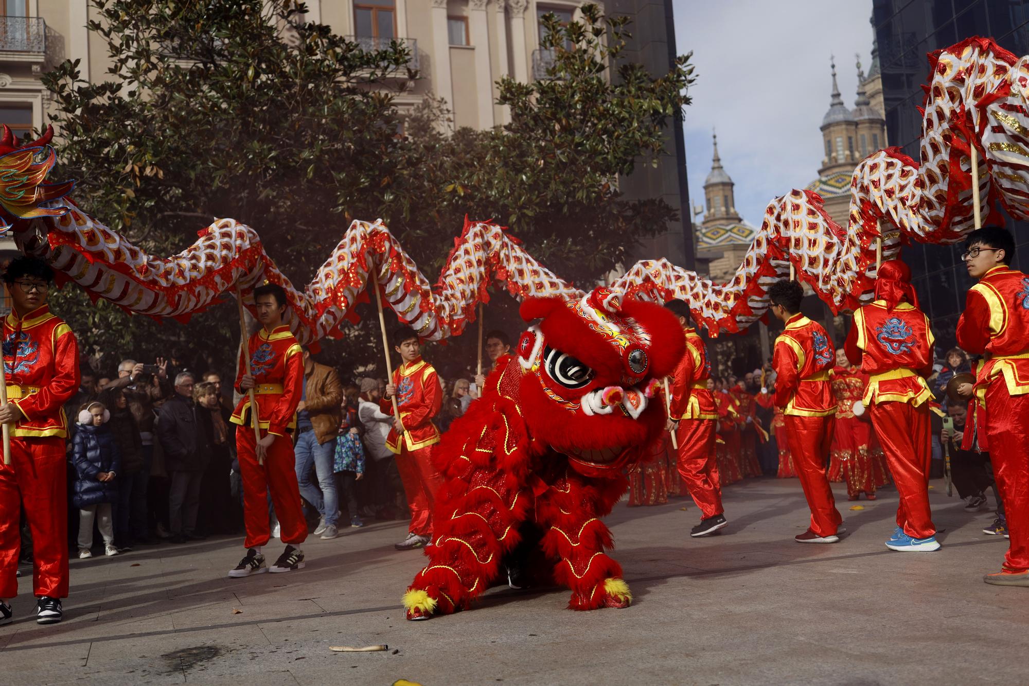 La comunidad china de Zaragoza llena de color el centro para saludar al Año del conejo