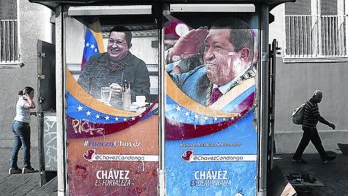 MURALES 3 La imagen de Hugo Chávez continúa muy presente en Venezuela. Hoy se cumplen dos años de su muerte y el Gobierno, que hace frente a una dura crisis económica, ha organizado a lo largo y ancho del país actos en recuerdo del expresidente.