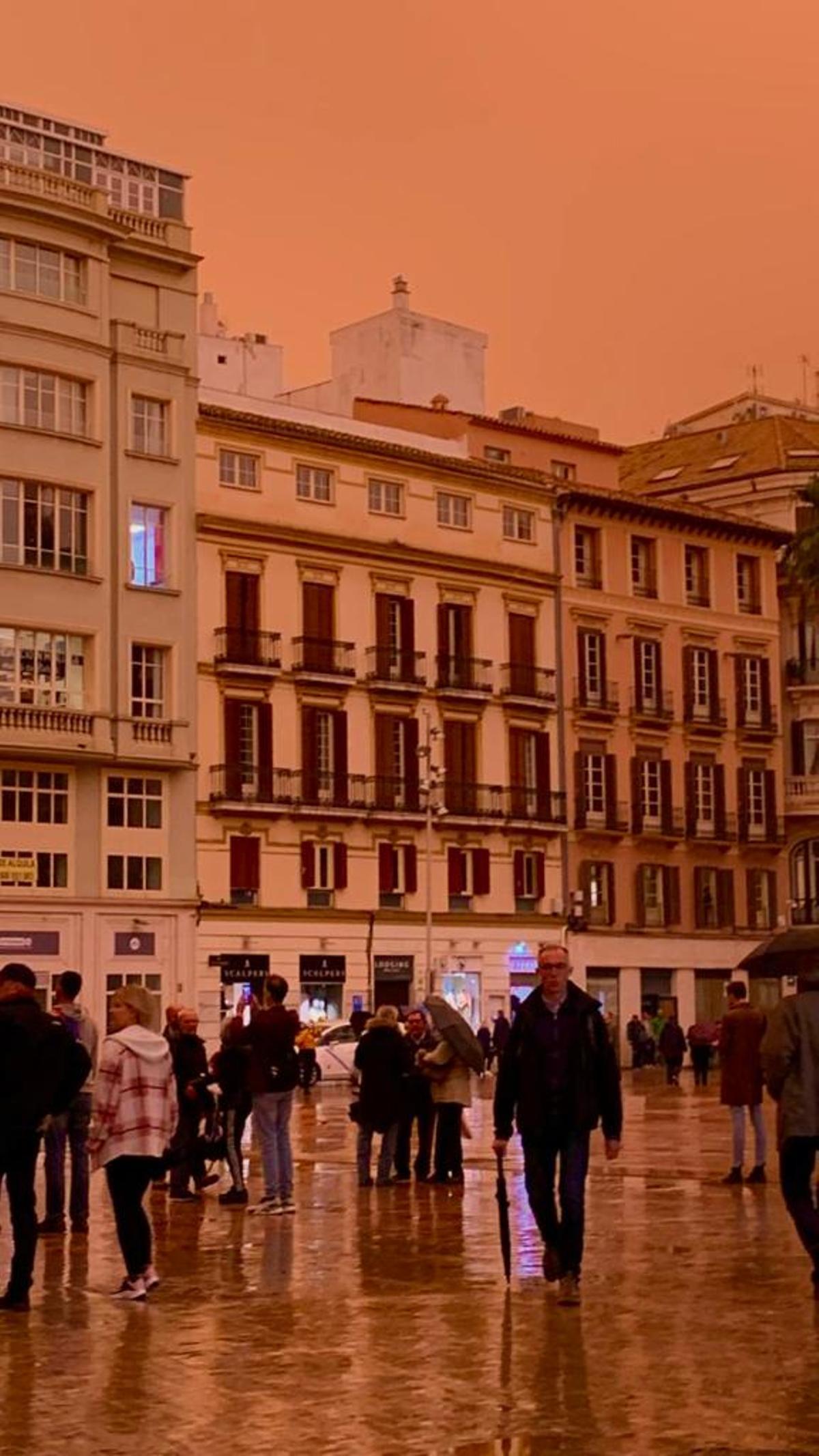 Imagen de la plaza de la Constitución, con el cielo completamente anaranjado.