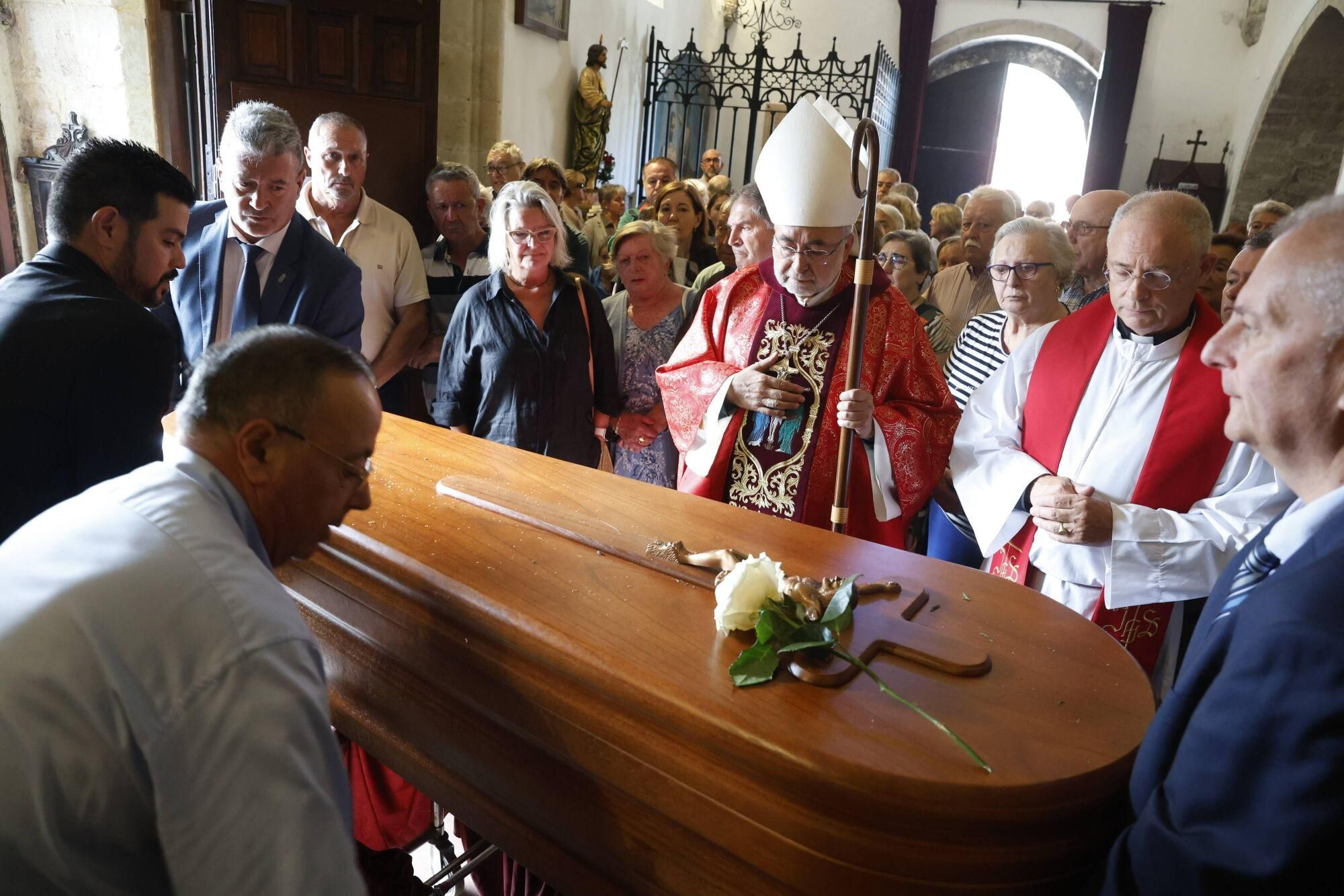 Las imágenes del funeral de Antonio Trevín en la basílica de Llanes.