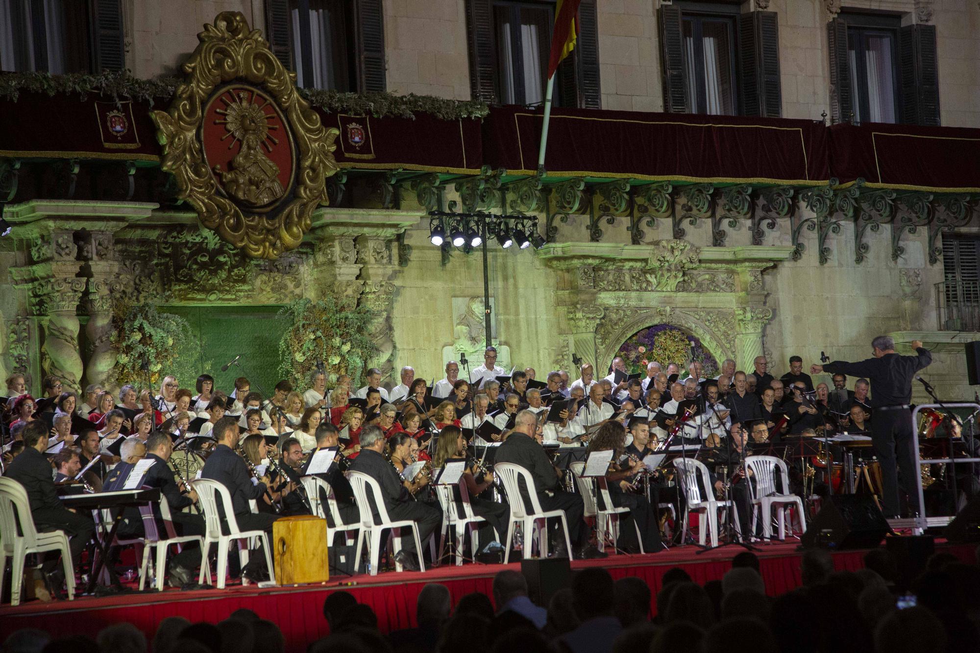 Celebración de La Alborada en honor a la Virgen del Remedio en la Plaza del Ayuntamiento de Alicante