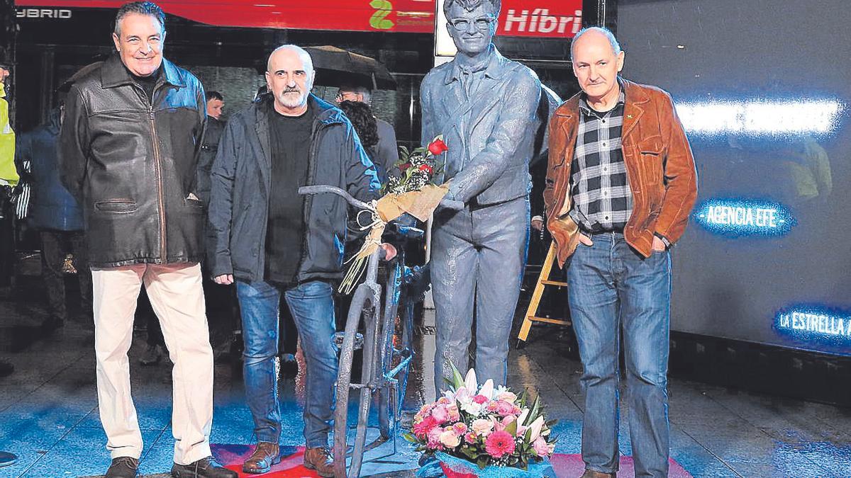 Mariano Ballesteros, , Víctor Jiménez y Miguel Mata, junto a la escultura de Mauricio el pasado 15 de febrero