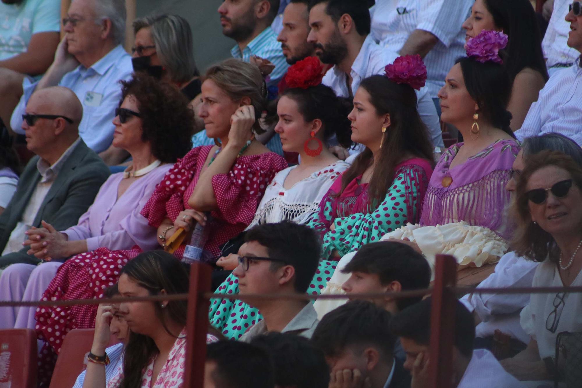 Los aficionados en el último espectáculo taurino de la Feria