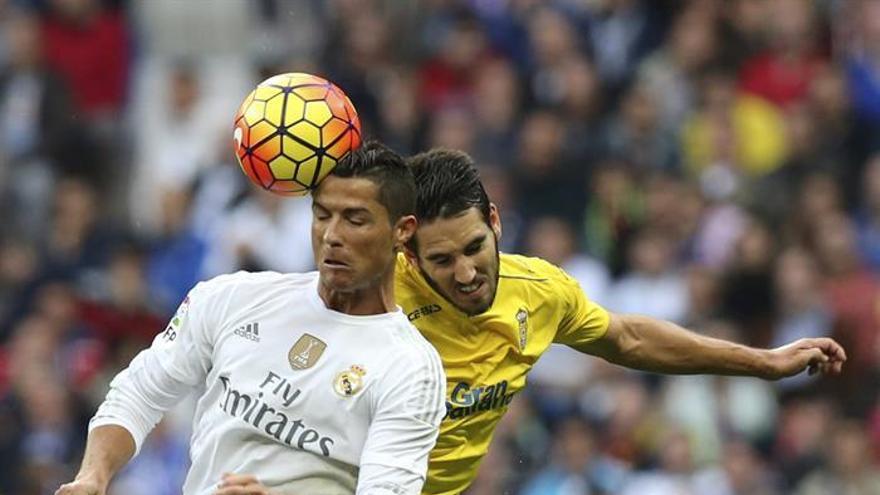 El delantero portugués del Real Madrid Cristiano Ronaldo (i) y el defensa del UD Las Palmas Pedro Bigas, durante el partido de la décima jornada de la Liga de Primera División que se juega hoy en el Santiago Bernabéu.