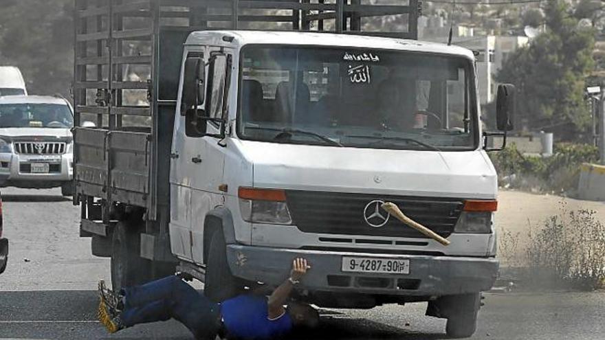 Moment en què el ciutadà israelià va ser atropellat per un camió