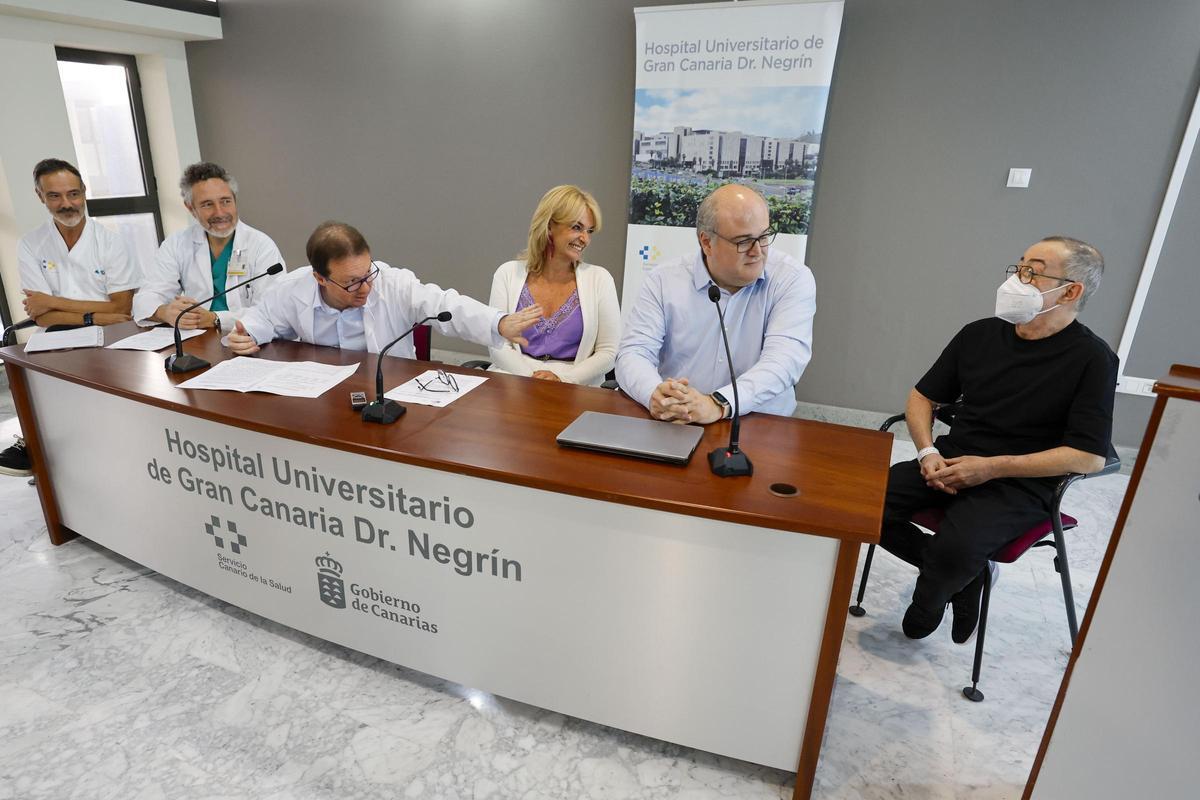 De izquierda a derecha: el coordinador hospitalario de Trasplantes, Vicente Peña; el jefe de servicio de Cirugía Cardíaca, Francisco Portela; el director gerente del Hospital, Miguel Ángel Ponce; la consejera de Sanidad, Esther Monzón; el responsable de la Unidad de Insuficiencia Cardíaca, Antonio García, y Luis Ángel Muñoz, paciente trasplantado de corazón.