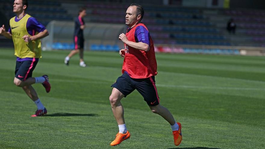 Iniesta se entrena con el grupo