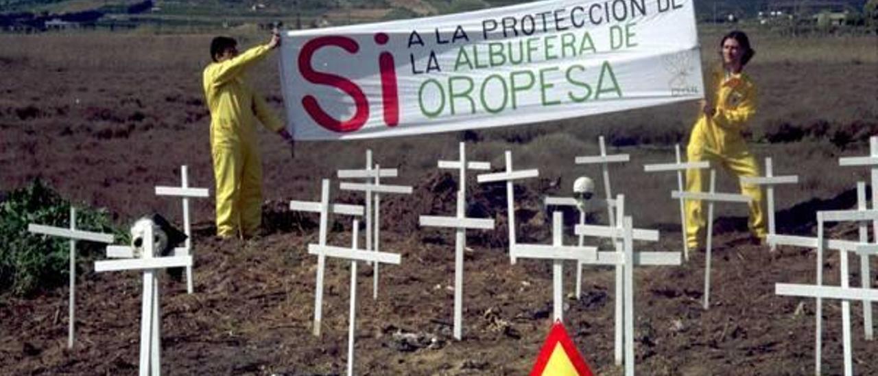 Los ecologistas encadenados a una excavadora en el vial Cabanes-Orpesa.