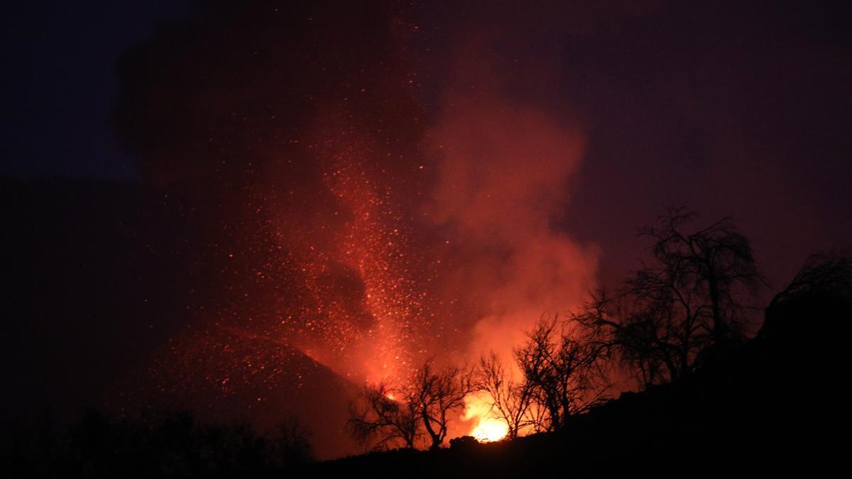 El volcán de Cumbre Vieja en La Palma vuelve a expulsar lava y piroclastos tras horas de relativa inactividad, a 27 de septiembre en Tacande de Abajo, El Paso, La Palma, Santa Cruz de Tenerife, Canarias (España). El volcán de Cumbre Vieja, que el pasado d
