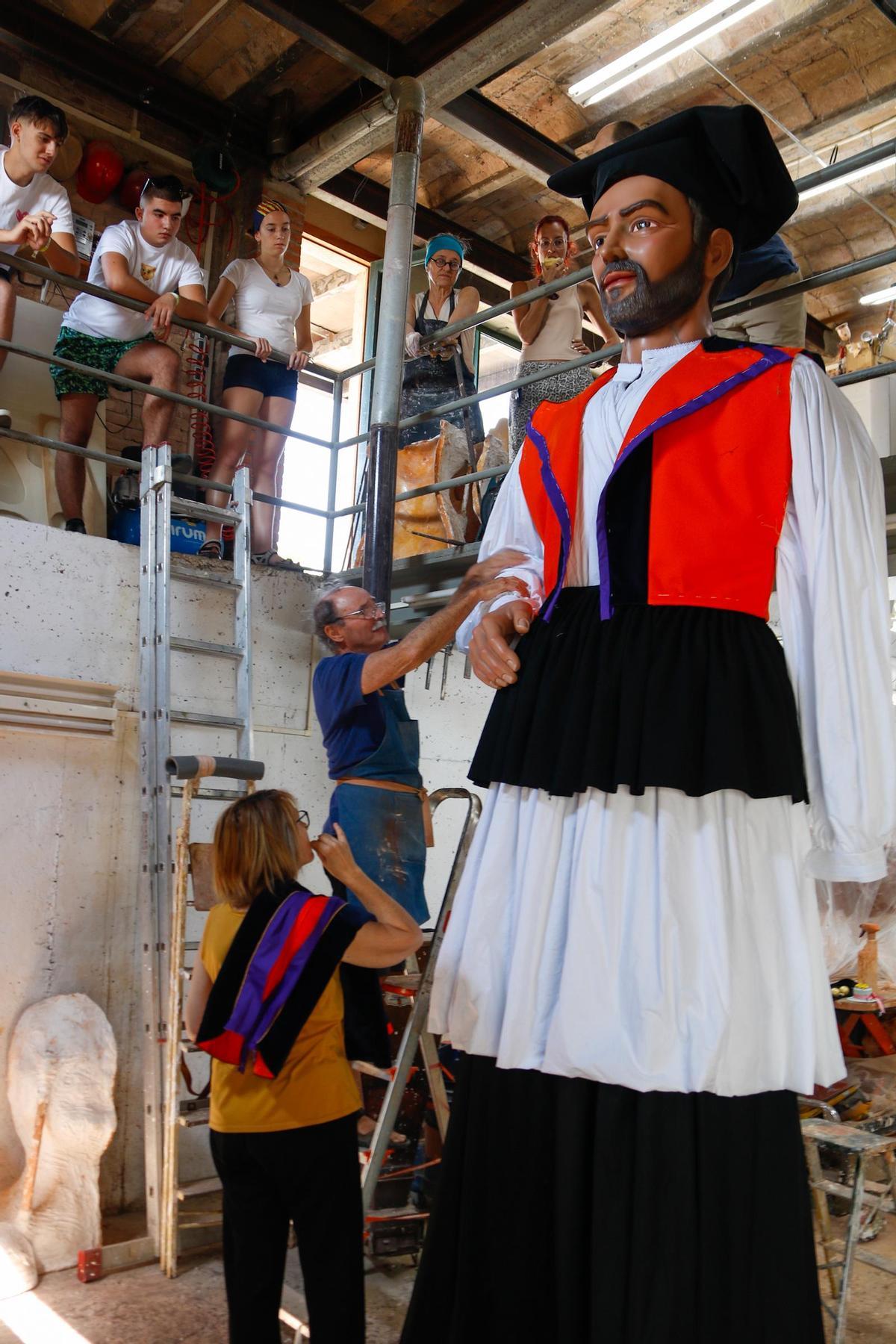 El constructor de gegants Toni Mujal ultima els detalls de la seva última creació, el gegant Lussiero, al seu obrador d'imatgeria festiva a Cardona