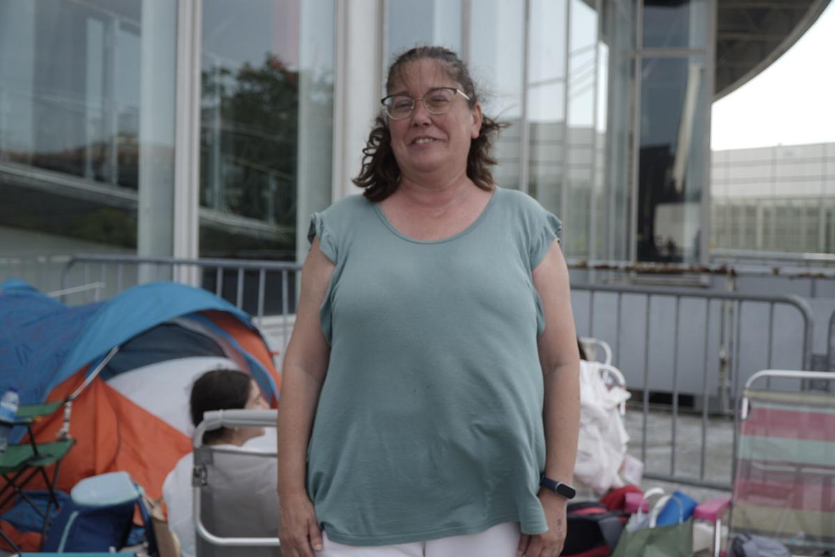 Seguidoras de Aitana acampan a las puertas del Coliseum mientras los operarios llevan a cabo el montaje del escenario para el concierto de este miércoles.