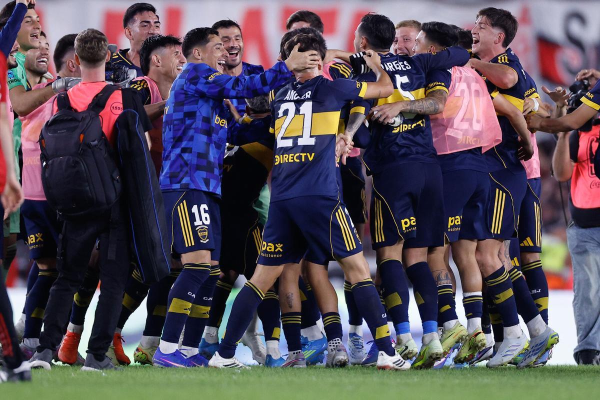 AME4988. BUENOS AIRES (ARGENTINA), 19/04/2026.- Jugadores de Boca Juniors celebran tras ganar este domingo, un partido de la Liga Profesional Argentina entre River Plate y Boca Juniors en el estadio Más Monumental en Buenos Aires (Argentina). EFE/ Juan Ignacio Roncoroni