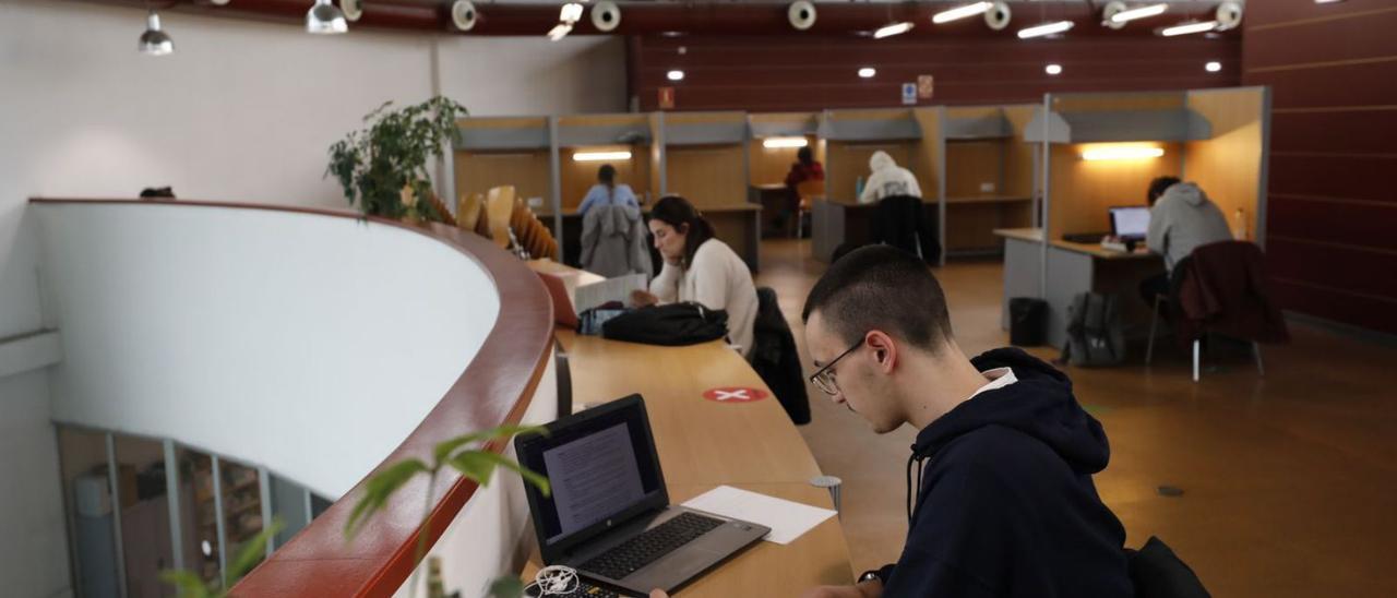 Estudiantes en el centro de estudio de Santullano, ayer. | Luisma Murias