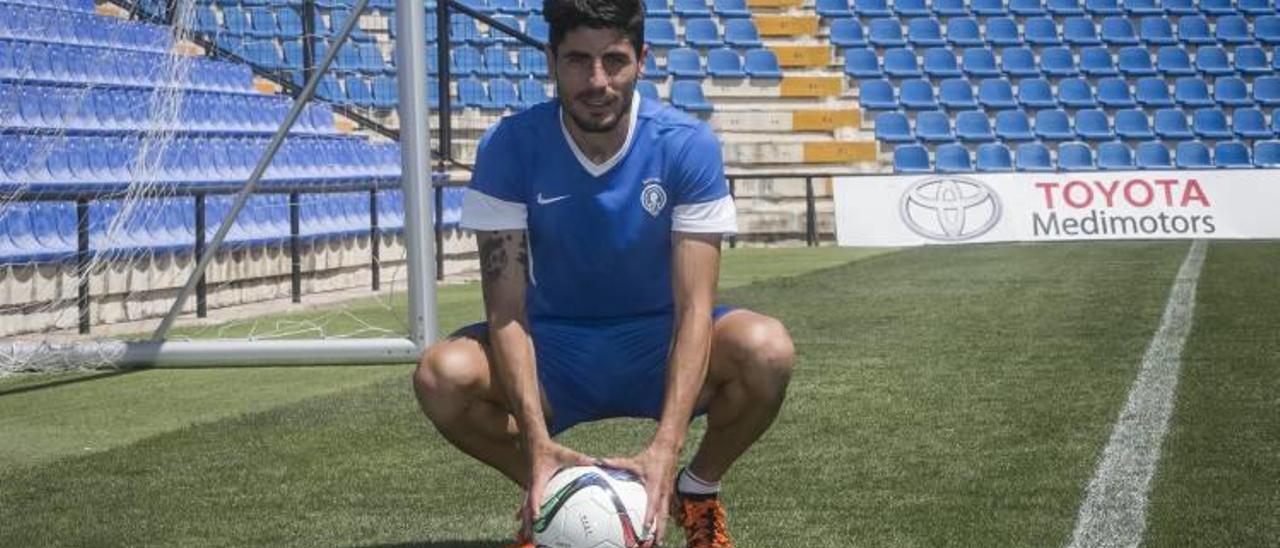 El centrocampista del Hércules Juanma Espinosa tras el entrenamiento del jueves del conjunto blanquiazul en el Rico Pérez.