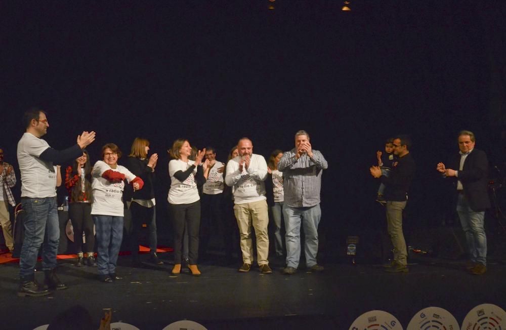 La cuarta edición del programa de radio en directo que organizan profesionales de siete emisoras de la ciudad recauda fondos para la Asociación Gallega de Ludópatas Rehabilitados, Agalure.