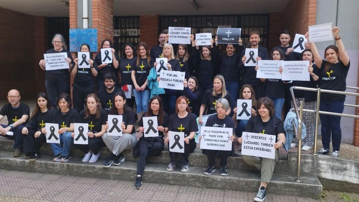 Los profesores del colegio Laviada, en Gijón, protestan a las puertas del centro.