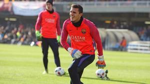 Jordi Masip durante un entrenamienbto del Barça, con Marc-André Ter Stegen al fondo