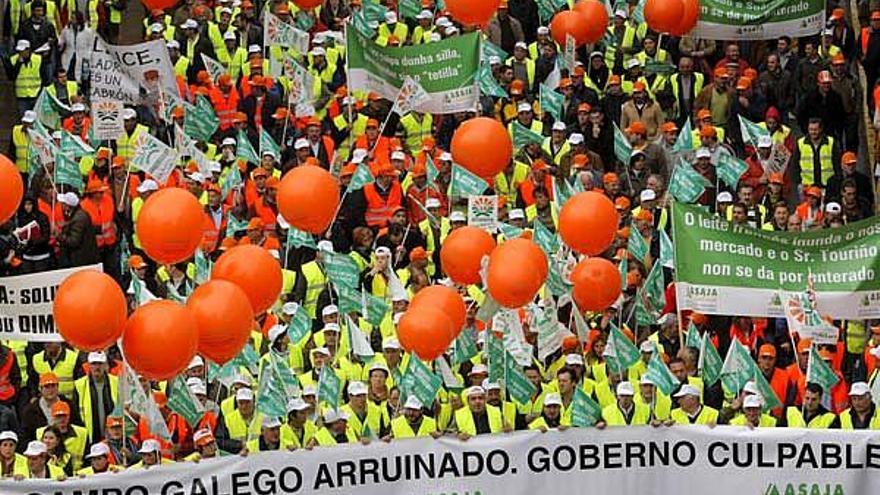 Alrededor de 9.000 ganaderos y agricultores se concentraron hoy en Santiago de Compostela