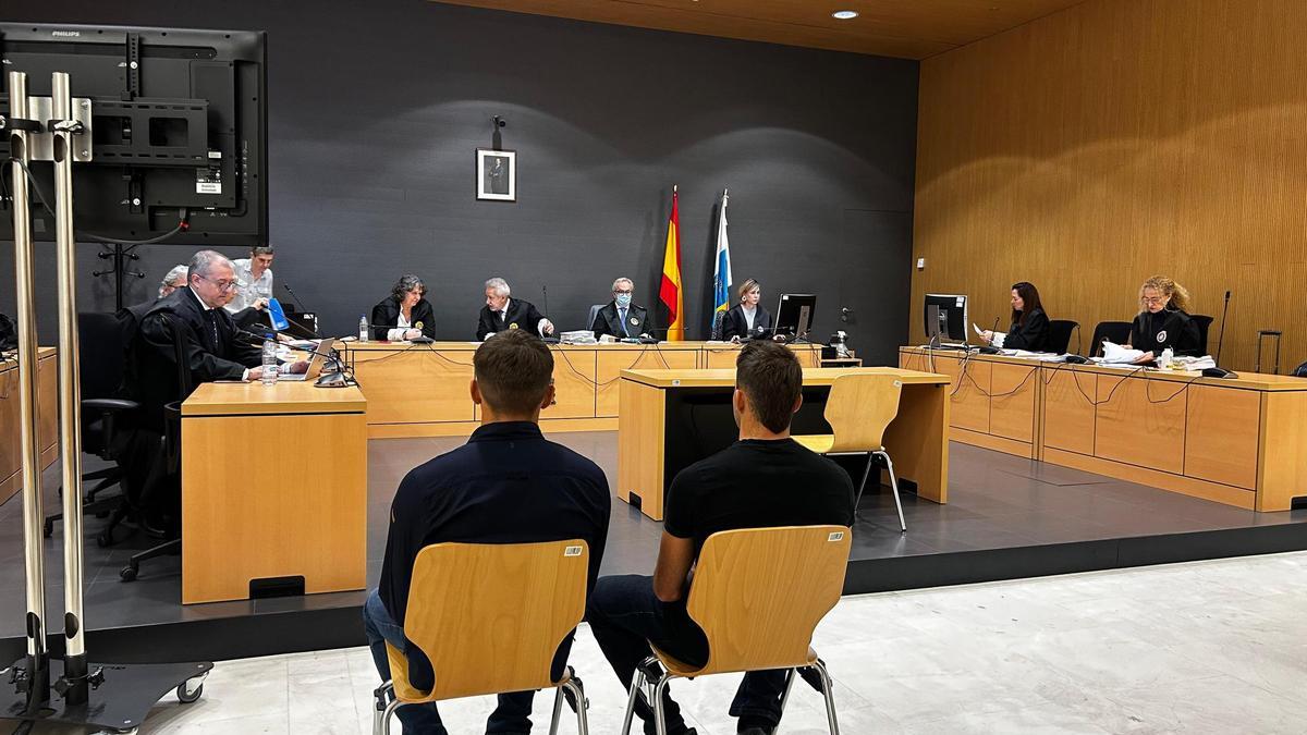 Los acusados, de espaldas, este miércoles durante el juicio en la Audiencia Provincial de Las Palmas.