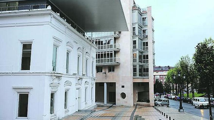 La sede del Colegio de Arquitectos, el antiguo Hispania, con la polémica visera.