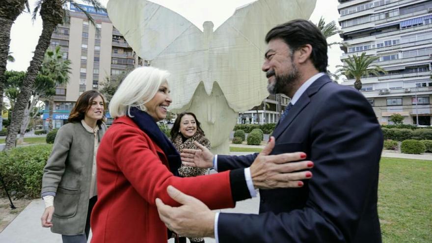 Hortensia Herrero con el alcalde, Luis Barcala, ante la escultura