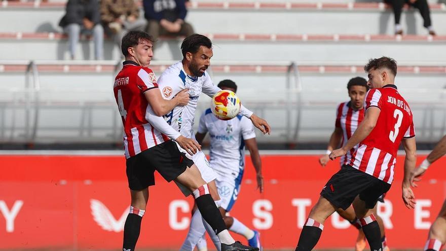 El central Aimar Duñabeitia, en el radar de la dirección deportiva del CD Tenerife