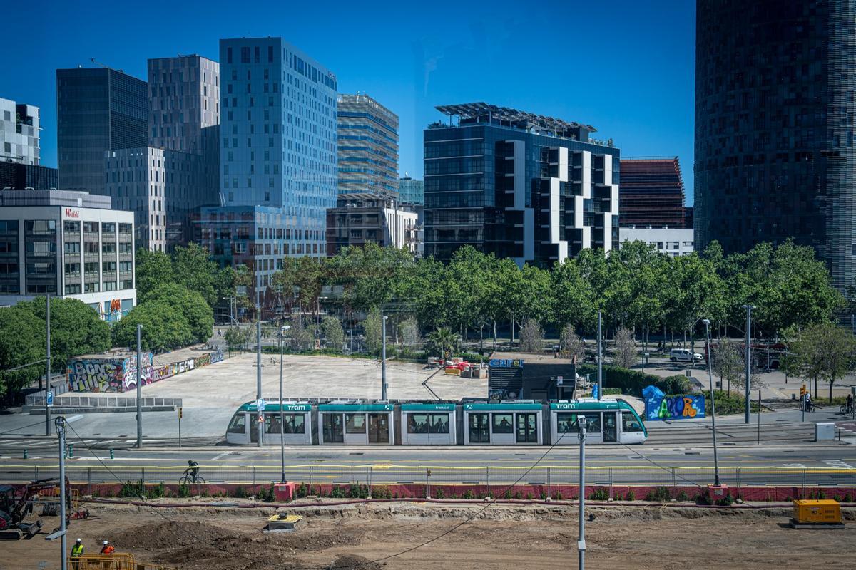 El Tram, en las vías que ahora cruzan la plaza para llegar a la parada de Glòries desde Gran Via