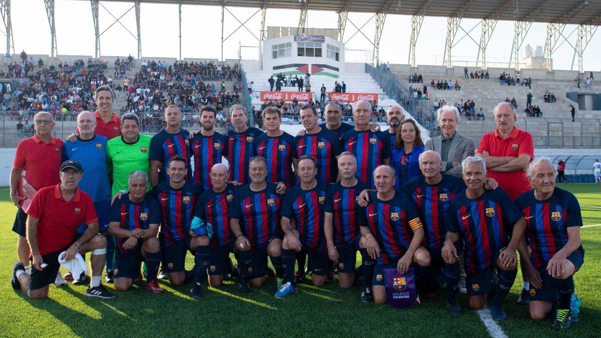 La expedición de la Agrupación de Jugadores del FC Barcelona, al completo antes del inicio del partido