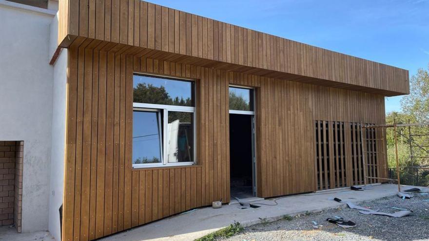 Fachada de madera en el inmueble de Camposancos.