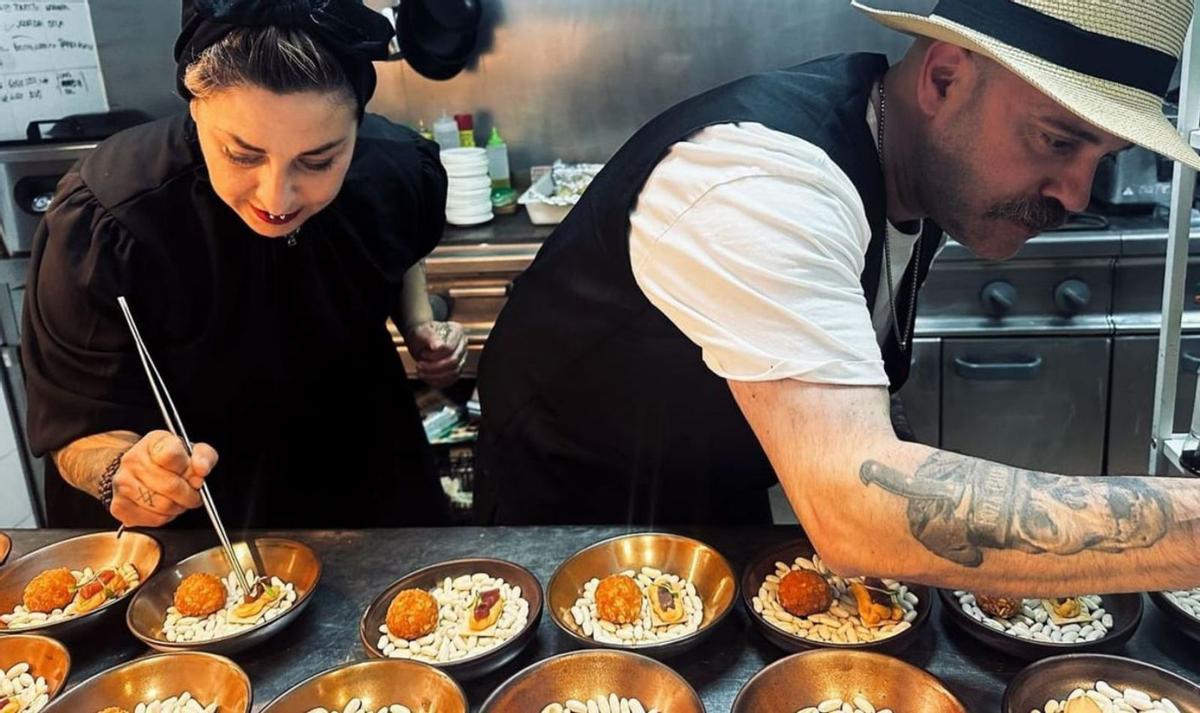 Paula Martínez y Lolo Mosteiro preparan platos de la experiencia inspirada en O Pasatempo. | // LOC