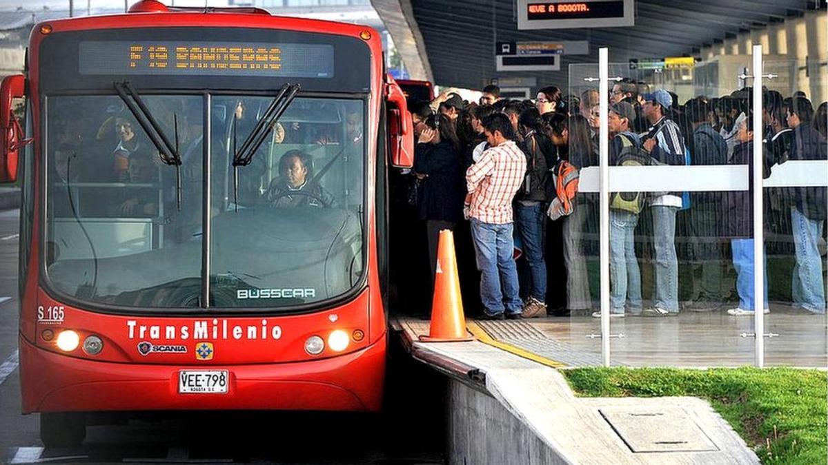 El transporte público se convierte en un pilar central del plan. La Comisión propone a los Estados miembros reducir tarifas e incluso estudiar la gratuidad en ciertos casos.