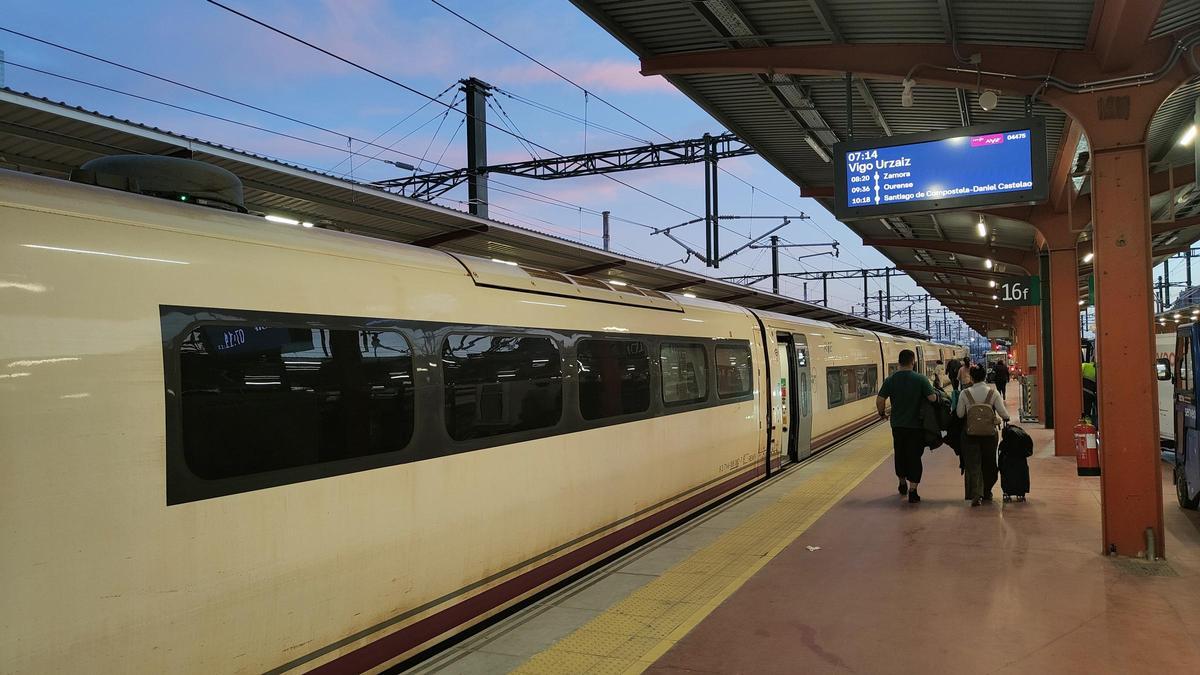 Viajeros en el primer AVE entre Madrid-Chamartín y Vigo-Urzáiz a las 7 de la mañana del pasado 19 de marzo
