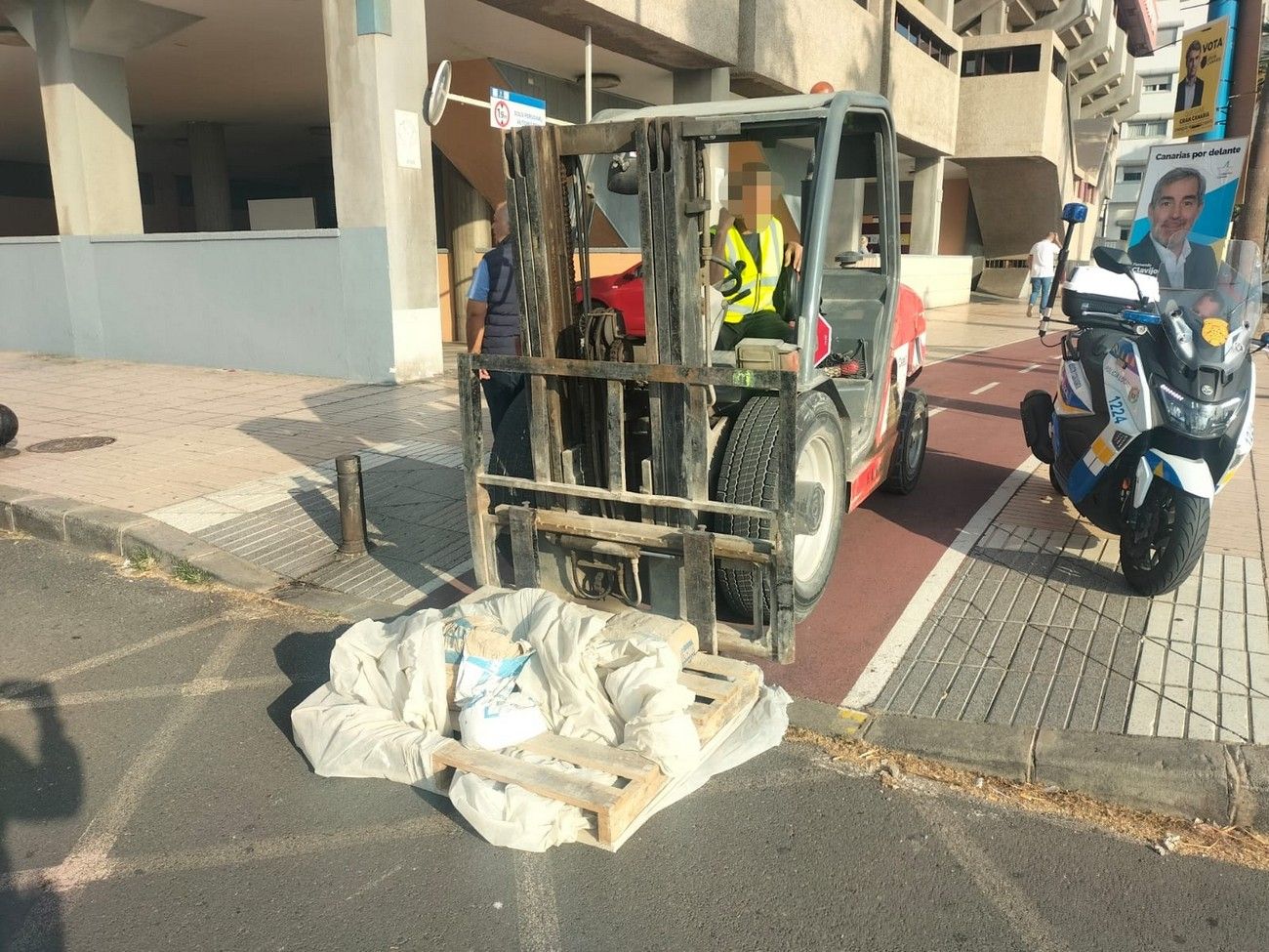 Conduce con una carretilla elevadora por un carril bici en Las Palmas de Gran Canaria