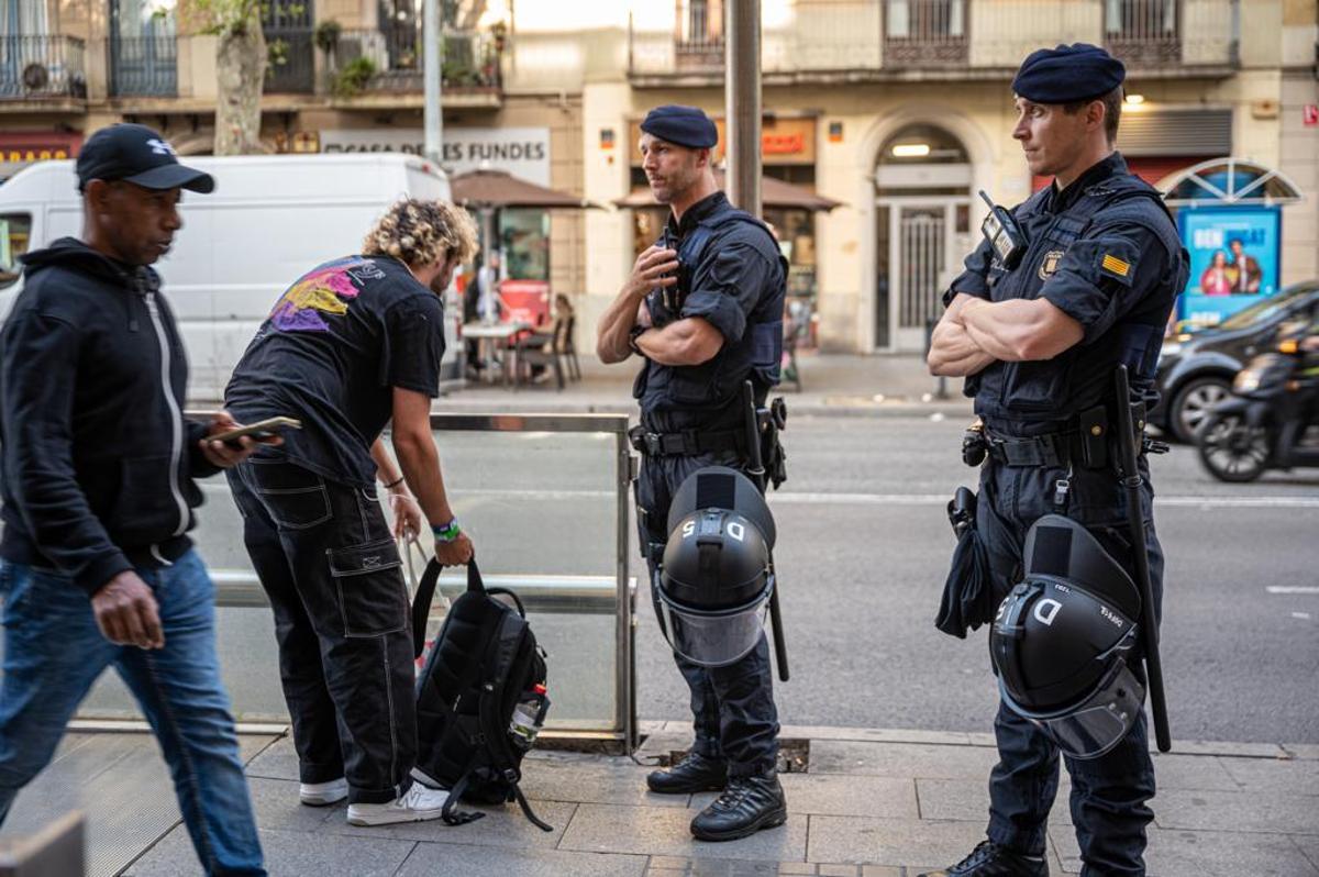 Filtro del dispositivo policial en plaza Universitat por una manifestación antifascista y de apoyo a dos fincas okupadas en la Bonanova