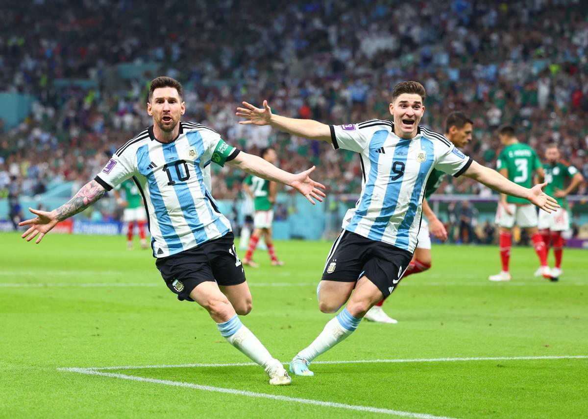 Lionel Messi y Julián Álvarez celebran el 3-0 a Croacia.