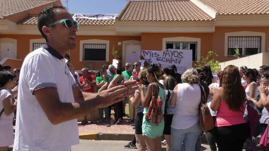 Decenas de vecinos de Mazarrón y localidades cercanas apoyaron a la familia ayer.
