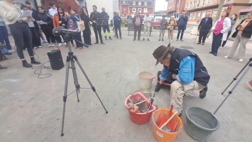 Gunter Demnig, colocando un «Stolperstein» en La Paraxuela. | D. M.