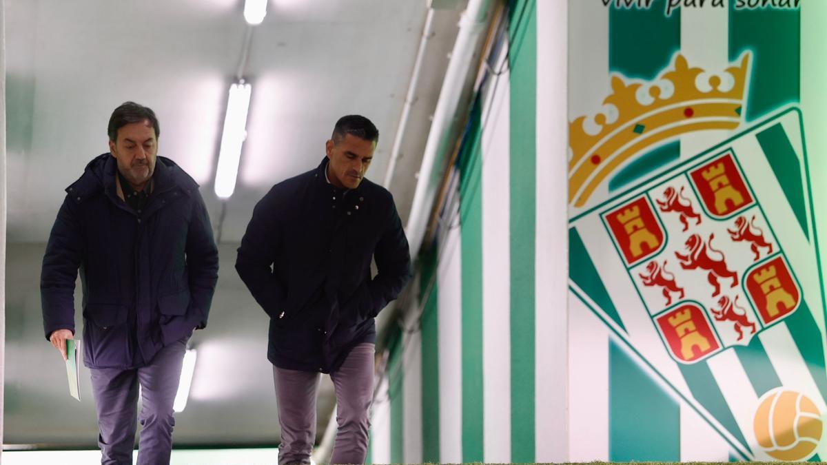 Monterrubio y Juanito, en la bocana de vestuarios, antes de su comparecencia.