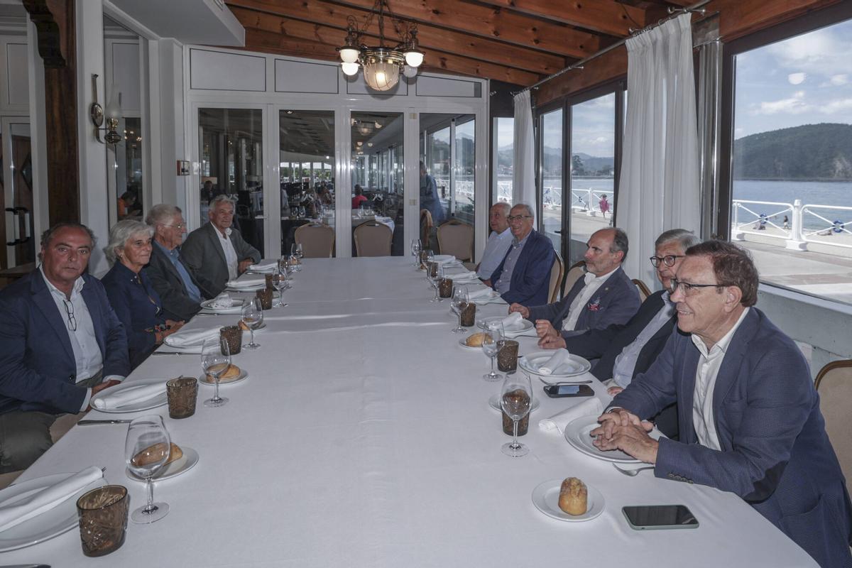 Ribadesella . Gran Hotel del Sella Comida rectores LNE estarán: Ignacio Villaverde, Juan Vázquez, Vicente Gotor, Santiago García Granda, Rafael Puyol, Juan López Arranz, Pepe Muñiz (por la Nebrija), Zulima Fernández y Jose Maria Peredo (catedrático de Comunicación y vicedecano de la Europea)