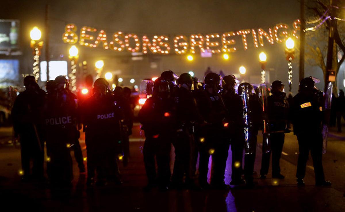 La policía usa gases lacrimógenos para despejar una de las calles de Ferguson.