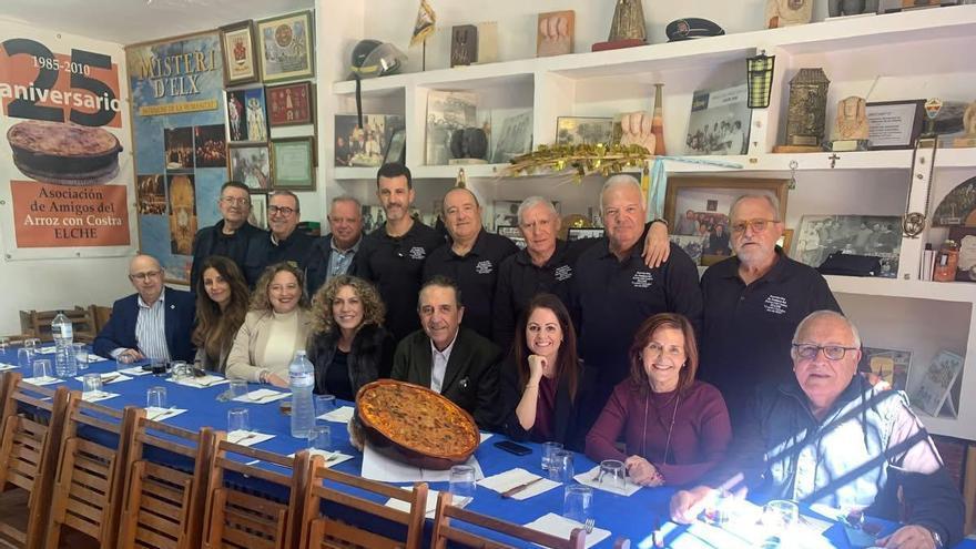 Los Amigos del Arroz con Costra de Elche dan el premio Costrero de Honor al oftalmólogo Fernando Soler en su tertulia