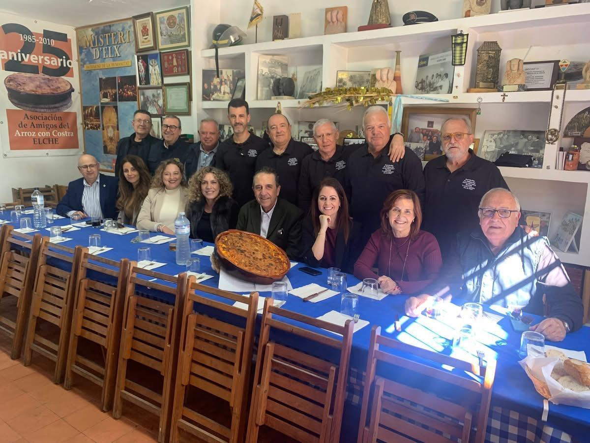 Un momento del encuentro de Fernando Soler con los amigos del arroz con costra